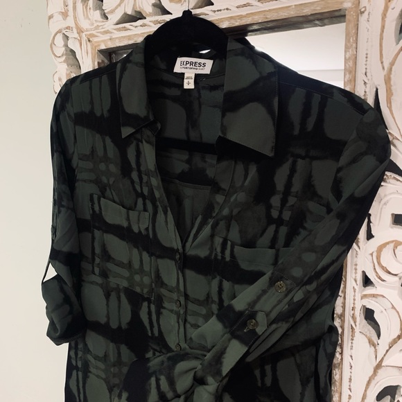 Express portfolio shirt! No damage! - Picture 2 of 4